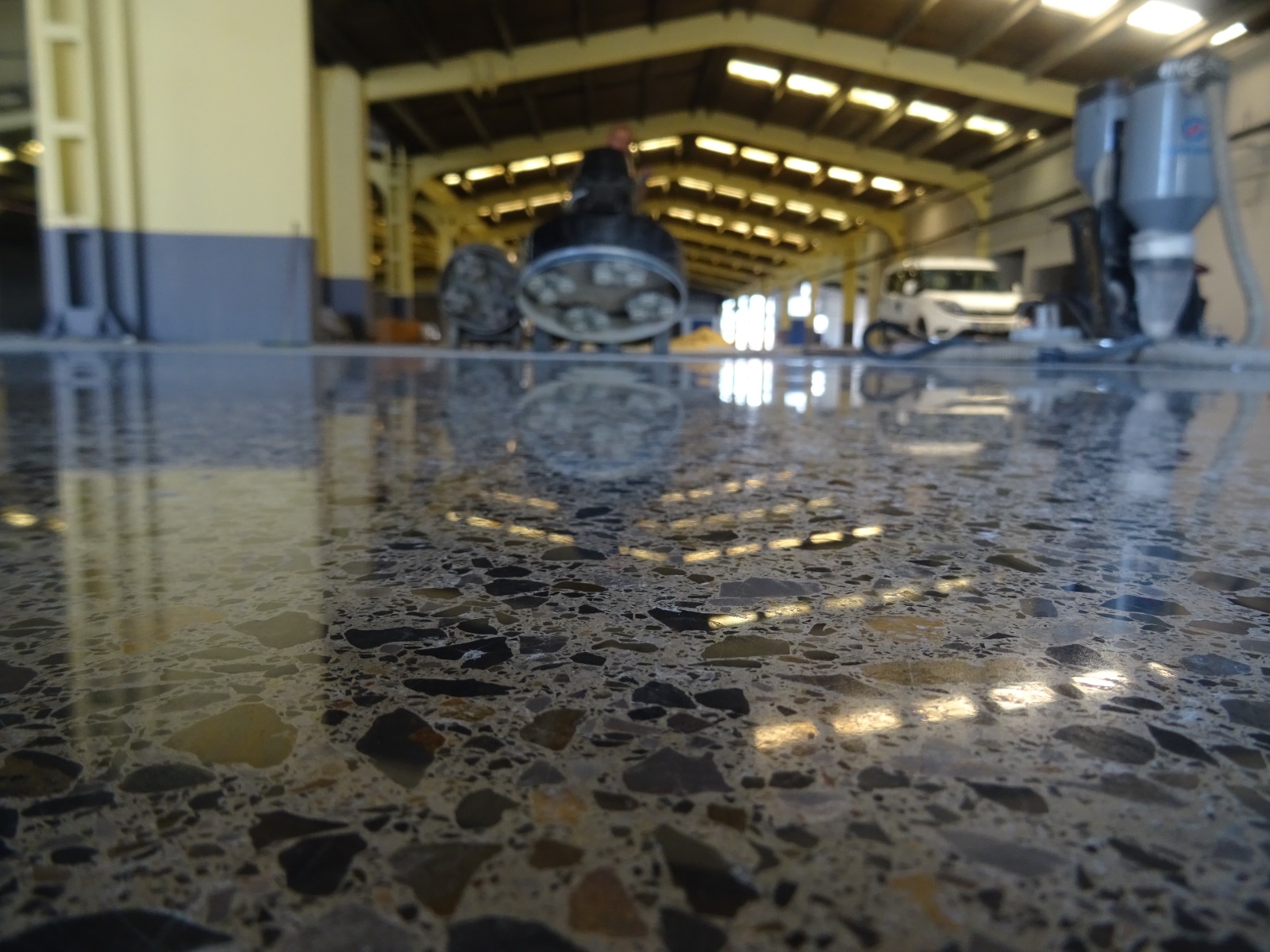 Endüstriyel tesiste parlatılmış beton yüzey ve ışık yansıması