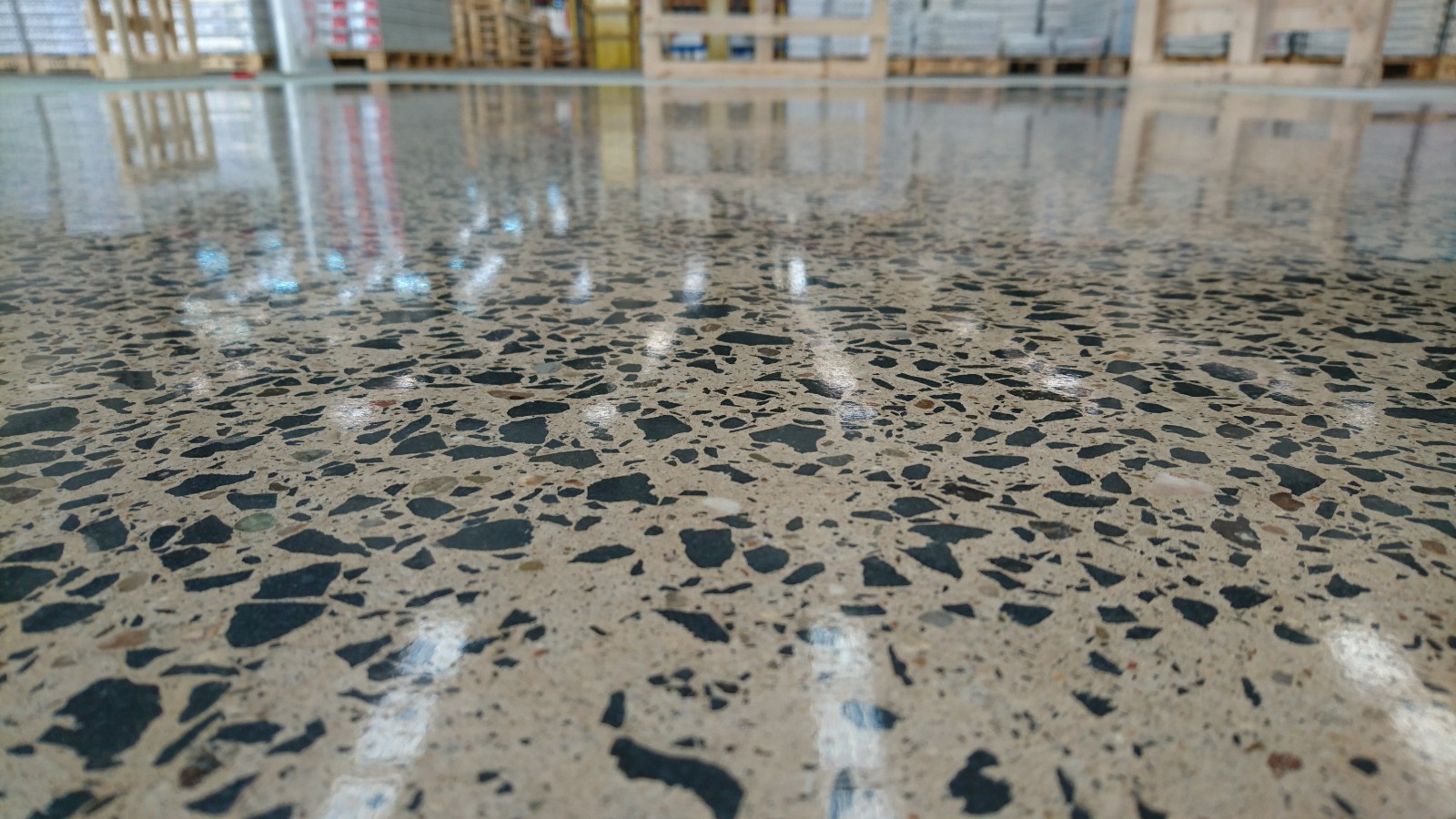 Agregası açılmış parlatılmış beton yüzey, yakın çekim