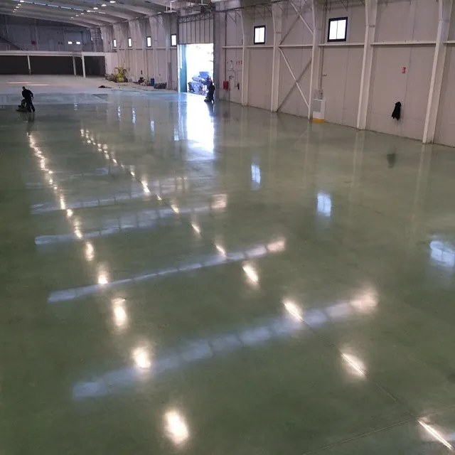 Depo koridorunda parlatılmış beton zemin