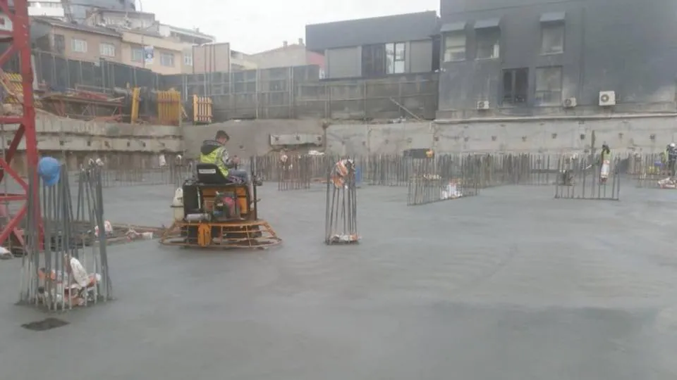 Şantiyede helikopter perdah makinesiyle taze beton yüzey işlemi