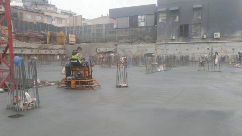 Saha betonu dökümü sırasında taze beton yüzeyi