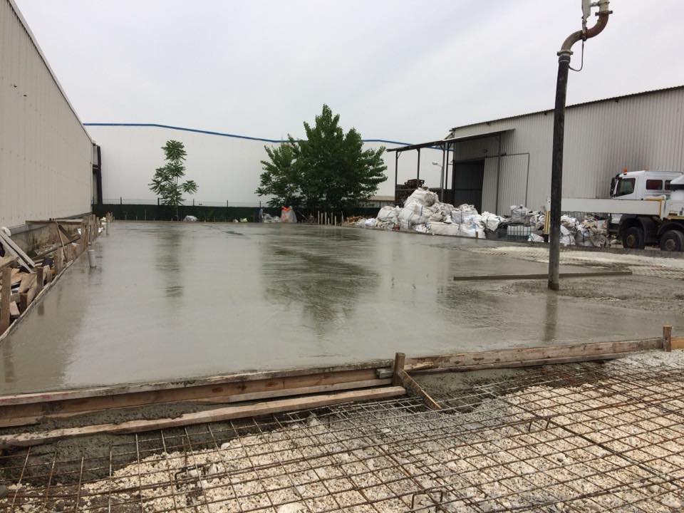 Açık sahada çelik hasır donatı serilmiş beton dökümü