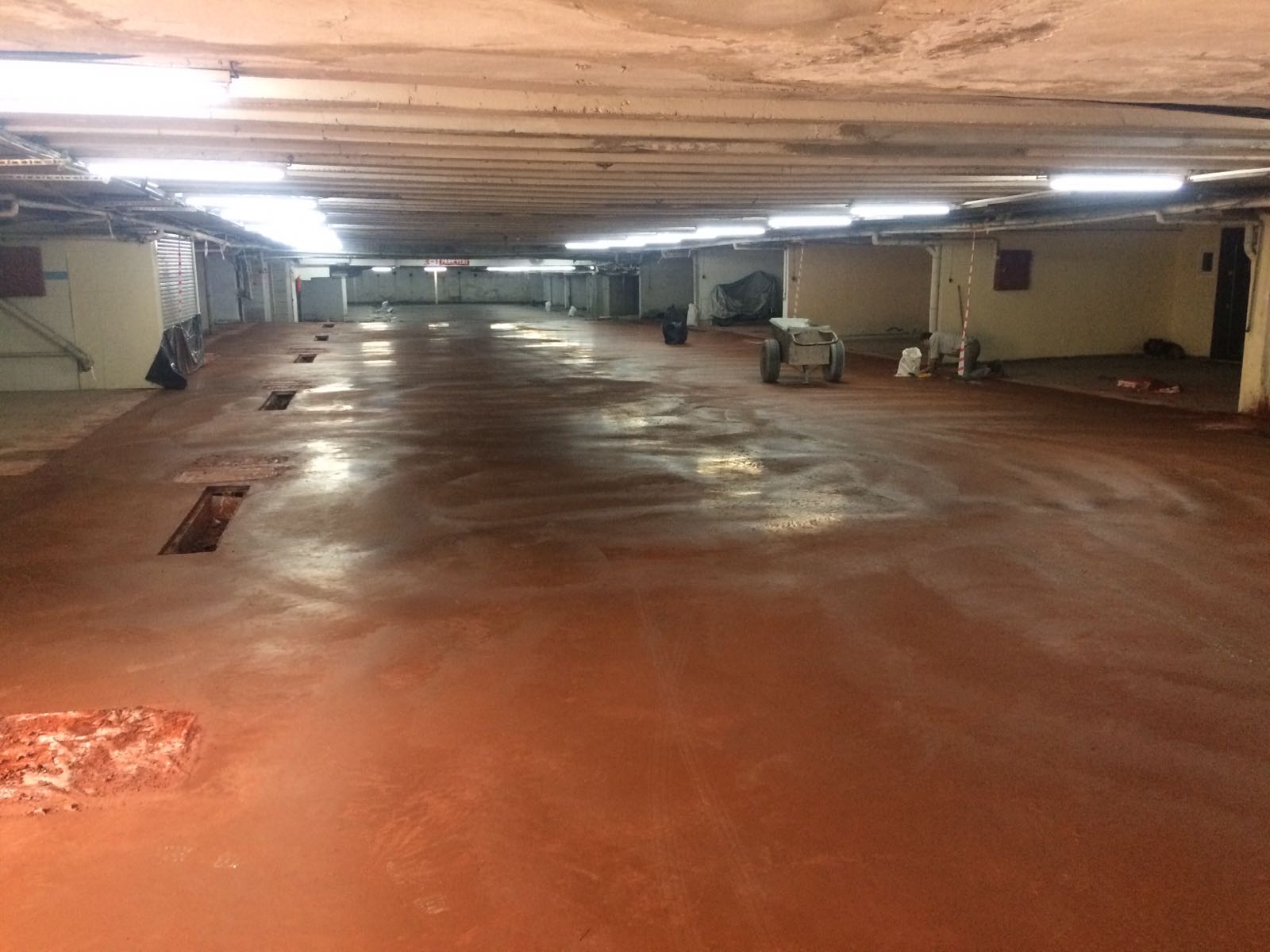 Kapalı otopark zemininde renkli kaplama uygulaması