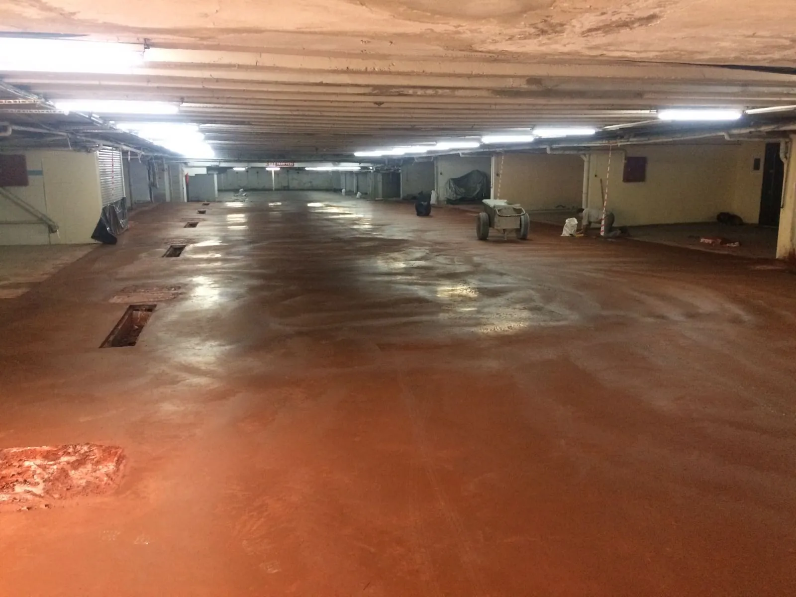 Kapalı otopark zemininde renkli kaplama uygulaması