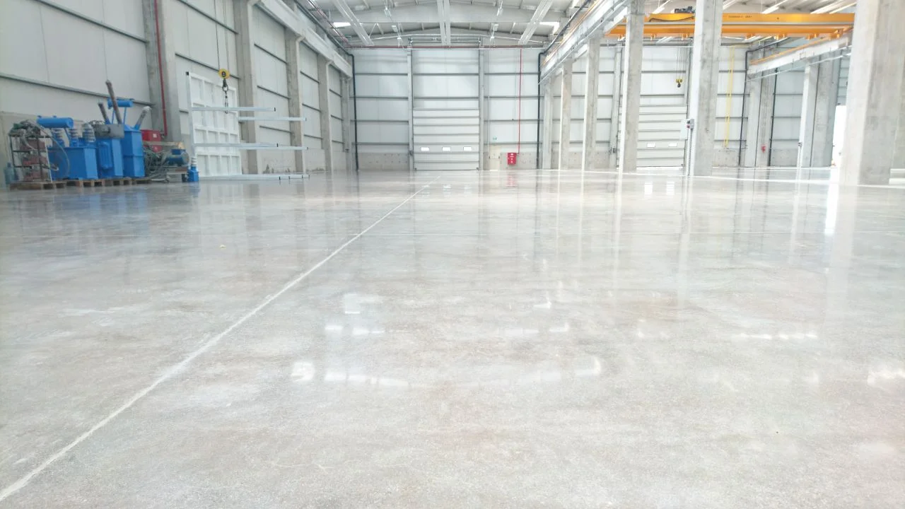 Depo hangarında geniş parlatılmış beton saha