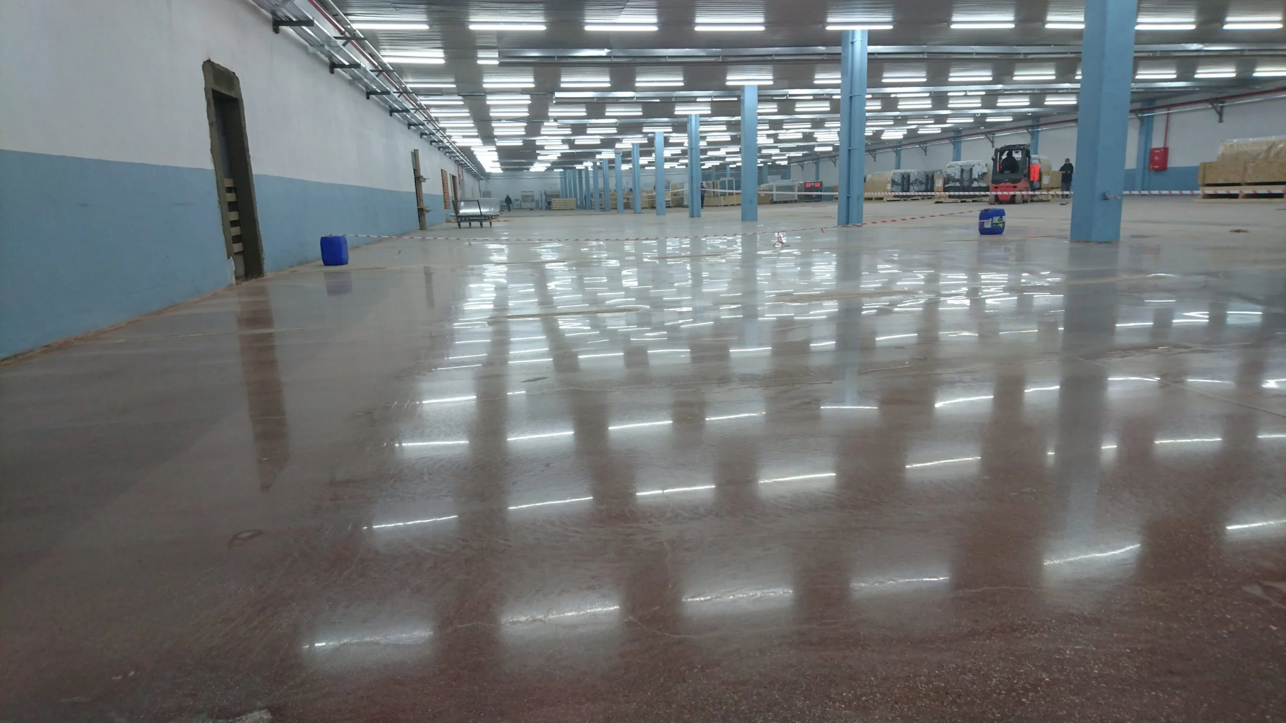 Fabrika üretim hattında parlatılmış beton zemin