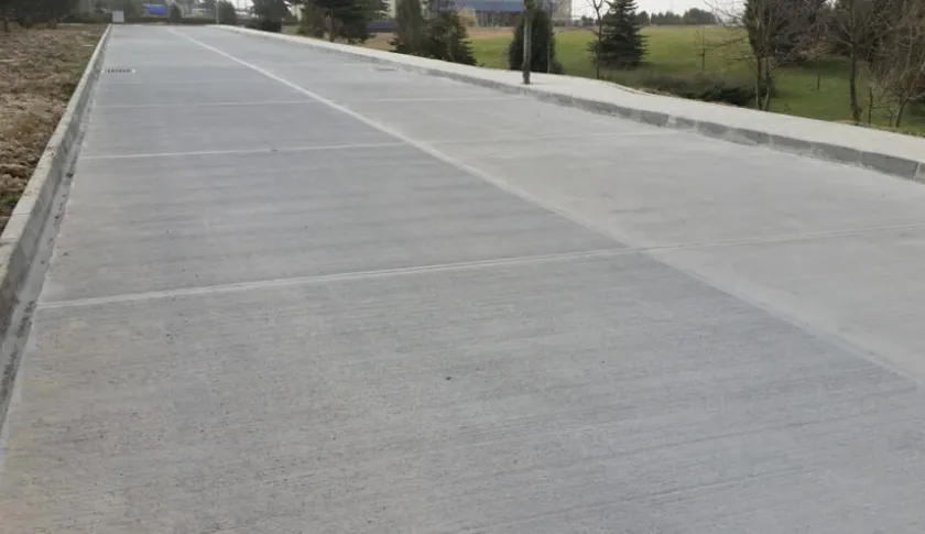 Fırçalı Saha Betonu: Açık Alanda Kaymaz Yüzey Nasıl Elde Edilir?