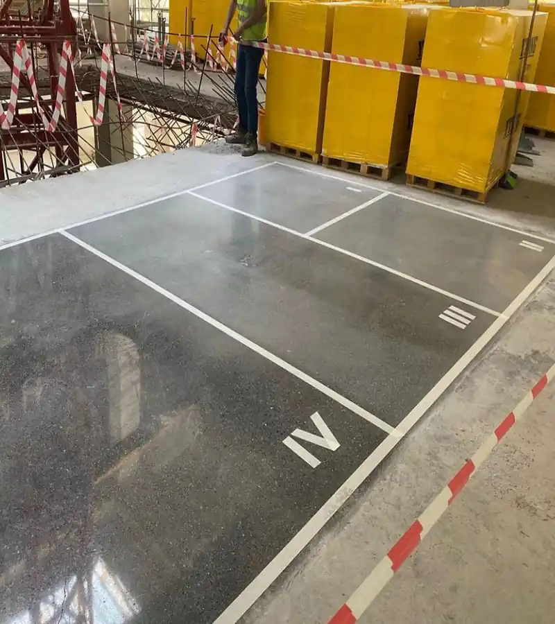 Otoparkta park yeri çizgileri ve bariyer