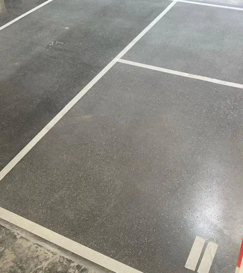 Otopark zemininde beyaz çizgi işaretlemesi