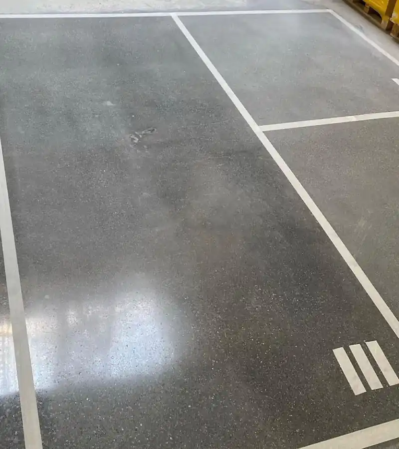 Parlatılmış otopark zemini ve park çizgileri