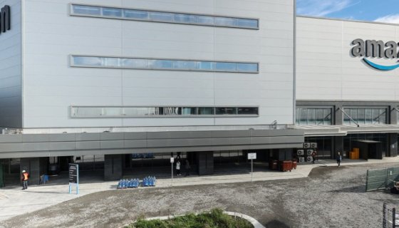 Amazon Lojistik Deposu: Emplus Zemin ile Operasyonel Mükemmellik